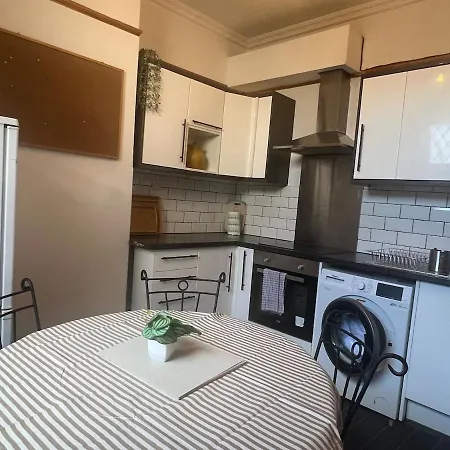 Lovely Spacious House In Fishponds