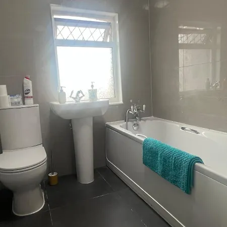 Lovely Spacious House In Fishponds *
