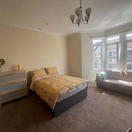 Lovely Spacious House In Fishponds