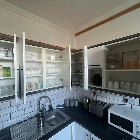 Lovely Spacious House In Fishponds