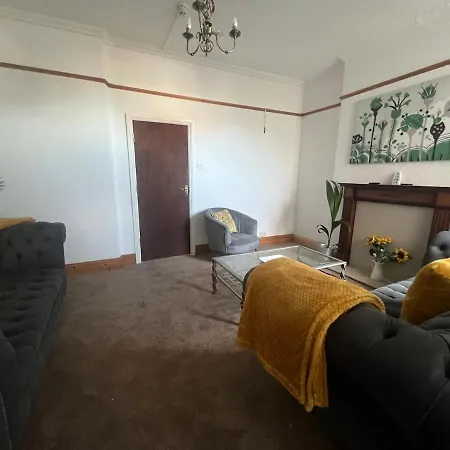 Lovely Spacious House In Fishponds Hébergement de vacances